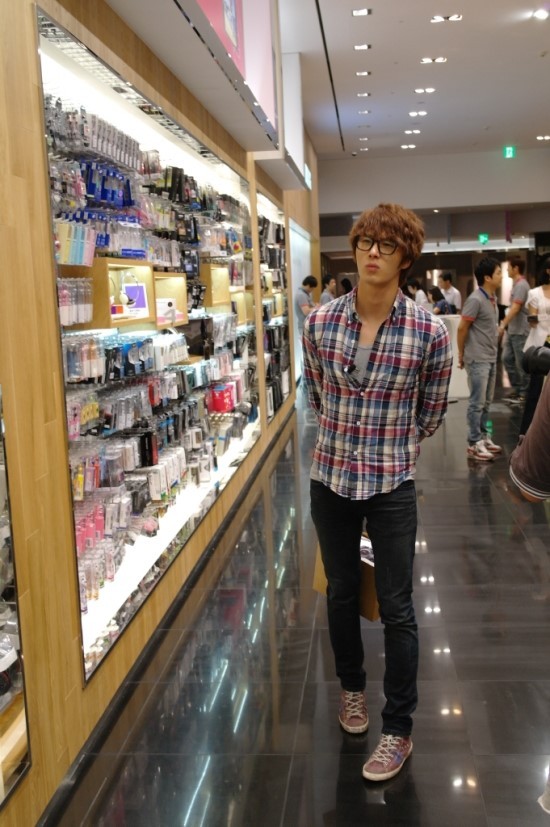 [pics] Jung Il Woo đi shopping