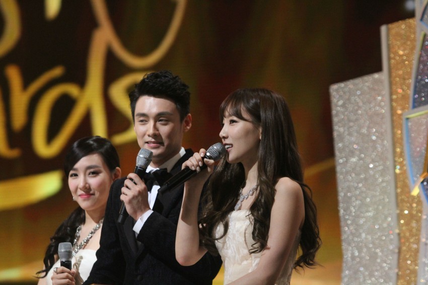 [PIC][16-01-2014]Hình ảnh từ "JTBC 28th Golden Disk Award" của MC TaeYeon và Tiffany vào tối nay + SNSD giành chiến thắng với 2 giải thưởng - Page 3 Viewimage