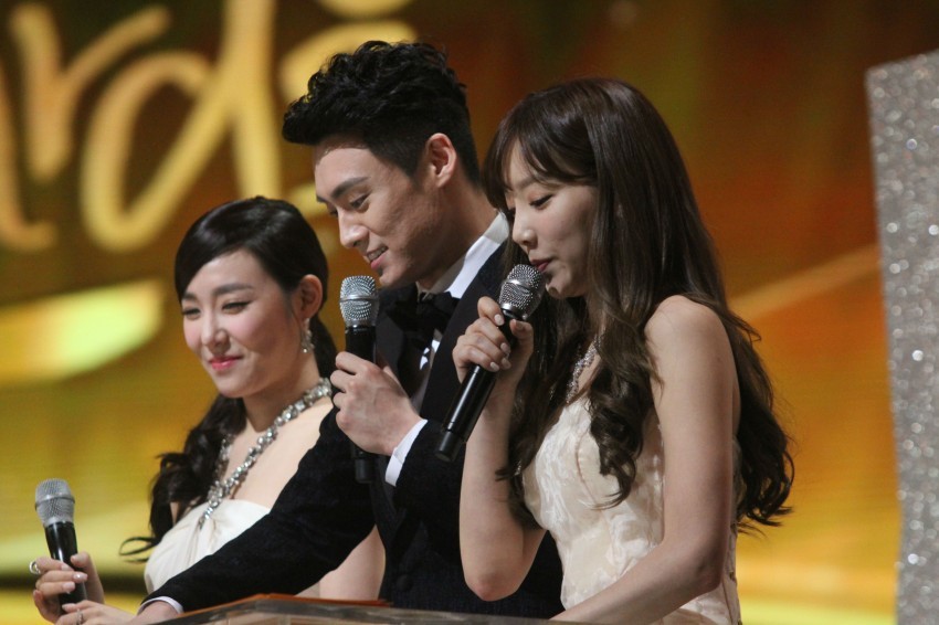 [PIC][16-01-2014]Hình ảnh từ "JTBC 28th Golden Disk Award" của MC TaeYeon và Tiffany vào tối nay + SNSD giành chiến thắng với 2 giải thưởng - Page 3 Viewimage