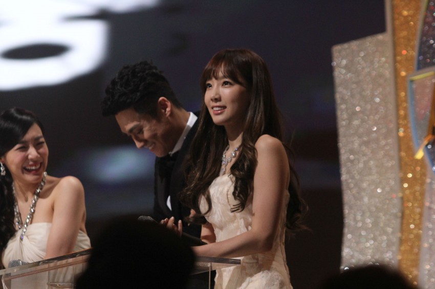 [PIC][16-01-2014]Hình ảnh từ "JTBC 28th Golden Disk Award" của MC TaeYeon và Tiffany vào tối nay + SNSD giành chiến thắng với 2 giải thưởng - Page 3 Viewimage